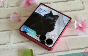 Não preferi o Samsung Galaxy Z Flip 7 no lançamento, mas vou levar um de graça Dobradiça do Galaxy Z Flip 7 exibida contra a neve