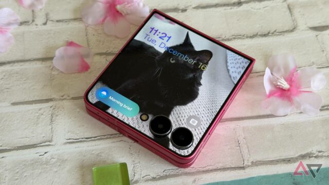 Não preferi o Samsung Galaxy Z Flip 7 no lançamento, Dobradiça do Galaxy Z Flip 7 exibida contra a neve