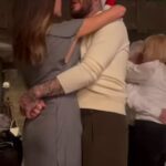 'Não temos nada do que nos desculpar': Victoria e David Beckham enviam uma mensagem clara ao filho Brooklyn em meio a uma rivalidade enquanto dançam uma música com letras desafiadoras enquanto ele permanece nos EUA com a esposa Nicola