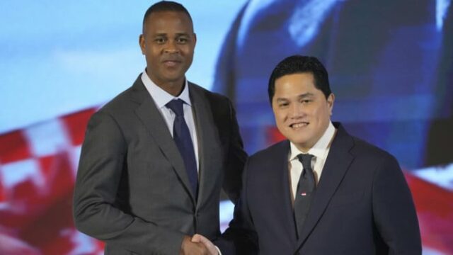 Natal de 2025, exatamente um ano atrás, Erick Thohir entrevistou Patrick Kluivert para se tornar técnico da seleção da Indonésia
