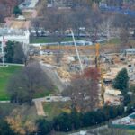 O presidente dos EUA, Donald Trump, mostra ao secretário-geral da OTAN, Mark Rutte, uma impressão artística do novo salão de baile em outubro.