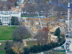 National Trust processa Trump para impedir salão de baile da Casa Branca após a ala leste ser arrasada O presidente dos EUA, Donald Trump, mostra ao secretário-geral da OTAN, Mark Rutte, uma impressão artística do novo salão de baile em outubro.