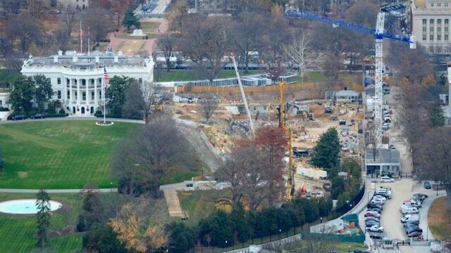 National Trust processa Trump para impedir salão de baile da O presidente dos EUA, Donald Trump, mostra ao secretário-geral da OTAN, Mark Rutte, uma impressão artística do novo salão de baile em outubro.