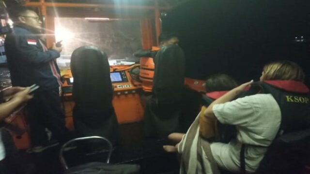 Navio turístico afunda em Labuan Bajo após ser atingido por ondas altas, 4 estrangeiros desaparecidos
