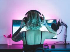 Netflix aposta em podcasts para se tornar o novo talk show diurno Image of a woman putting on headphones in front of a computer screen and microphone.