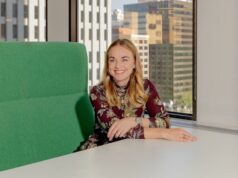 Netflix escolhe Dani Dudeck, da Instacart, como diretora de comunicações David Zaslav, CEO da Warner Bros. Discovery e Ted Sarandos, CEO da Netflix participam do AFI Awards em 6 de fevereiro de 2025 em Los Angeles. (Crédito: Michael Kovac/Getty Images)