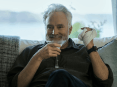Netflix faz anúncio importante sobre as principais séries dramáticas A man drinks from a glass and smiles