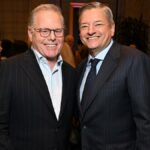 David Zaslav, CEO da Warner Bros. Discovery e Ted Sarandos, CEO da Netflix participam do AFI Awards em 6 de fevereiro de 2025 em Los Angeles. (Michael Kovac/Getty Images)