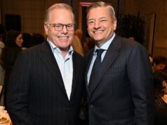 Netflix faz oferta mais alta para adquirir a Warner Bros. David Zaslav, CEO da Warner Bros. Discovery e Ted Sarandos, CEO da Netflix participam do AFI Awards em 6 de fevereiro de 2025 em Los Angeles. (Michael Kovac/Getty Images)