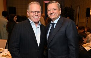 Associação Internacional de Documentários teme que acordo entre Netflix e WBD possa ‘prejudicar profundamente’ as oportunidades dos documentaristas David Zaslav, CEO da Warner Bros. Discovery e Ted Sarandos, CEO da Netflix participam do AFI Awards em 6 de fevereiro de 2025 em Los Angeles. (Michael Kovac/Getty Images)