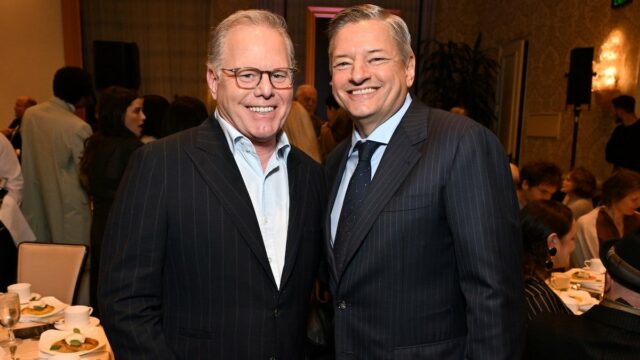 David Zaslav, CEO da Warner Bros. Discovery e Ted Sarandos, CEO da Netflix participam do AFI Awards em 6 de fevereiro de 2025 em Los Angeles. (Michael Kovac/Getty Images)