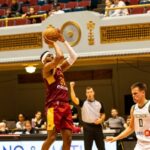 Chaney Johnson #31 do Cleveland Charge arremessa a bola durante o jogo contra o Wisconsin Herd em 15 de novembro de 2025 no Cleveland Public Auditorium em Cleveland, Ohio.