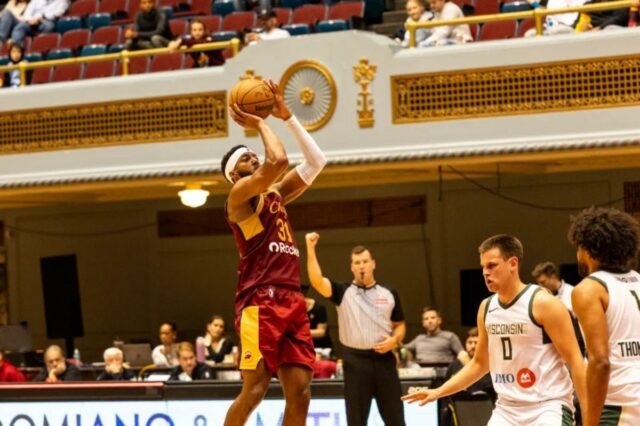 Chaney Johnson #31 do Cleveland Charge arremessa a bola durante o jogo contra o Wisconsin Herd em 15 de novembro de 2025 no Cleveland Public Auditorium em Cleveland, Ohio.