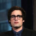 Nick Reiner acusado de duas acusações de assassinato por esfaqueamento de seus pais, Rob e Michele Reiner