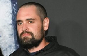 Nick Reiner falou sobre uso de drogas, pagamento de profissionais do sexo e muito mais em entrevistas de podcast antes da morte dos pais Nick Reiner faz primeira aparição no tribunal sob a acusação de assassinato dos pais Rob e Michele Reiner