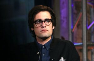 Nick Reiner se rende à polícia após ser cercado em imagens de prisão recém-divulgadas Nick Reiner se rende à polícia após ser cercado em imagens de prisão recém-divulgadas