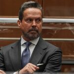 Nick Reiner visto no tribunal ao fazer a primeira aparição pública desde o assassinato dos pais: atualizações ao vivo