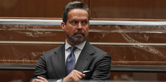 Nick Reiner visto no tribunal ao fazer a primeira aparição pública desde o assassinato dos pais: atualizações ao vivo
