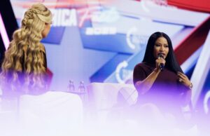 Nicki Minaj chama JD Vance de ‘assassino’ em momento estranho com Erika Kirk no palco do Turning Point USA | Vídeo Érika Kirk