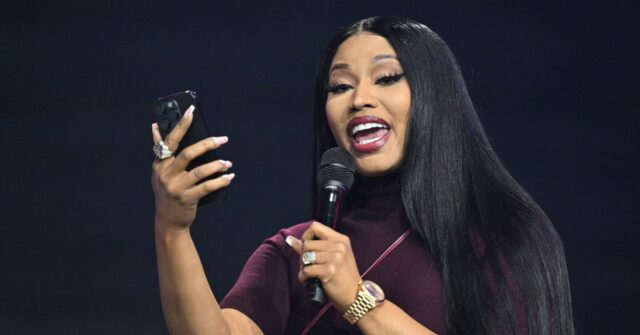 A rapper Nicki Minaj fez uma aparição surpresa em uma reunião de conservadores no Arizona.