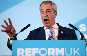 Nigel Farage se irrita com a ‘república das bananas’ da Grã-Bretanha enquanto o Partido Trabalhista se prepara para adiar as eleições para o conselho local NOVAMENTE até 2027 Nigel Farage afirmou que a Grã-Bretanha está se transformando em uma 'república das bananas' após relatos de que o Partido Trabalhista está pronto para adiar novamente as eleições para o conselho local para milhões de eleitores.