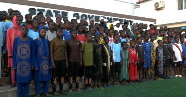 Nigéria diz que mais 130 crianças foram libertadas quase um mês depois de serem sequestradas na escola