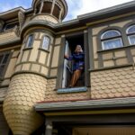Um retrato emoldurado de Sarah Winchester monta guarda em seu quarto no segundo andar da Winchester Mystery House em San Jose, Califórnia, quinta-feira, 1º de maio de 2025. (Karl Mondon/Bay Area News Group)
