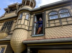 No espírito da história: Winchester Mystery House, reconsiderada Um retrato emoldurado de Sarah Winchester monta guarda em seu quarto no segundo andar da Winchester Mystery House em San Jose, Califórnia, quinta-feira, 1º de maio de 2025. (Karl Mondon/Bay Area News Group)