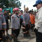 No momento em que Prabowo para o veículo, cumprimenta policiais que procuram vítimas desaparecidas em South Tapanuli