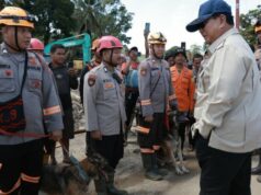 No momento em que Prabowo para o veículo, cumprimenta policiais que procuram vítimas desaparecidas em South Tapanuli No momento em que Prabowo para o veículo, cumprimenta policiais que procuram vítimas desaparecidas em South Tapanuli