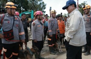 No momento em que Prabowo para o veículo, cumprimenta policiais que procuram vítimas desaparecidas em South Tapanuli No momento em que Prabowo para o veículo, cumprimenta policiais que procuram vítimas desaparecidas em South Tapanuli
