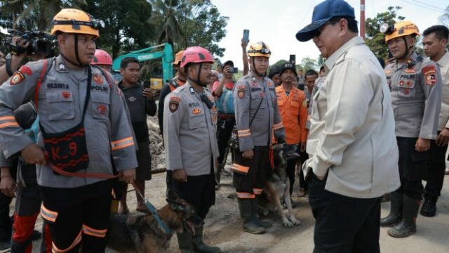 No momento em que Prabowo para o veículo, cumprimenta policiais que procuram vítimas desaparecidas em South Tapanuli
