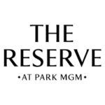 Fundo branco com 'The Reserve' escrito em fonte preta no meio, com 'AT PARK MGM' embaixo dele. NoMad Las Vegas se tornará The Reserve no Park MGM na Strip
