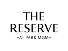 NoMad Las Vegas se tornará The Reserve no Park MGM na Strip Fundo branco com 'The Reserve' escrito em fonte preta no meio, com 'AT PARK MGM' embaixo dele. NoMad Las Vegas se tornará The Reserve no Park MGM na Strip