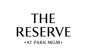 NoMad Las Vegas se tornará The Reserve no Park MGM na Strip Fundo branco com 'The Reserve' escrito em fonte preta no meio, com 'AT PARK MGM' embaixo dele. NoMad Las Vegas se tornará The Reserve no Park MGM na Strip