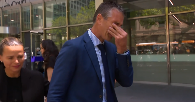 'Nosso objetivo é limpar o nome dele': grande da AFL começa a chorar após a condenação do filho por estupro
