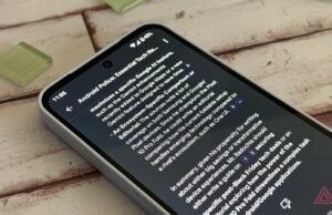 NotebookLM no Android ficou seriamente poderoso Um caderno com o logotipo NotebookLM na capa, uma caneta azul apoiada na parte superior e o nome NotebookLM exibido abaixo.