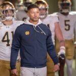 O técnico Marcus Freeman do Notre Dame Fighting Irish lidera seu time ao estádio para iniciar o segundo tempo de um jogo de futebol americano universitário contra o Stanford Cardinal em 29 de novembro de 2025 no Stanford Stadium em Palo Alto, Califórnia.