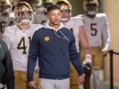 Notre Dame pressionando para manter Marcus Freeman em meio ao interesse da NFL, desprezo do CFP O técnico Marcus Freeman do Notre Dame Fighting Irish lidera seu time ao estádio para iniciar o segundo tempo de um jogo de futebol americano universitário contra o Stanford Cardinal em 29 de novembro de 2025 no Stanford Stadium em Palo Alto, Califórnia.