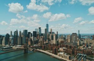 Nova York aprova três licenças de cassino, abrindo caminho para os primeiros cassinos em grande escala em Nova York O horizonte de Manhattan, Nova York