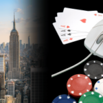 A proibição de sorteios custaria a Nova York US$ 230 milhões anualmente, diz SGLA. Nova York proíbe cassinos de sorteios online com novas medidas e penalidades. Imagem dividida mostrando o horizonte da cidade de Nova York com o Empire State Building à esquerda e à direita, um mouse de computador ao lado de fichas de pôquer e cartas de baralho, simbolizando jogos de azar online ou sorteios.