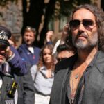 O comediante Russell Brand fora do tribunal em maio.