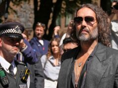 Novas acusações de estupro e agressão sexual contra Russell Brand O comediante Russell Brand fora do tribunal em maio.