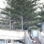 A filmagem inédita do ataque mostrou dois homens, uma criança, um adolescente e uma mulher encolhidos em uma escada que levava a uma passarela, onde suspeitos de que os atiradores terroristas teriam aberto fogo contra pessoas que celebravam o Hanukkah.