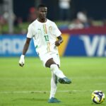 Mouhamed Dabo, do Senegal, é desafiado por Thiago Cordero, da Costa Rica, durante a partida da Copa do Mundo Sub-17 da FIFA entre Senegal e Costa Rica na Aspire Academy em 6 de novembro de 2025