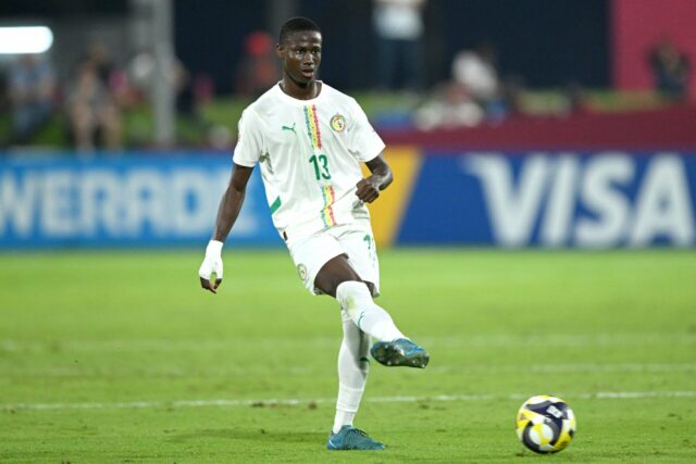 Novo clube de Mouhamed Dabo confirmado após testes do garoto-prodígio Mouhamed Dabo, do Senegal, é desafiado por Thiago Cordero, da Costa Rica, durante a partida da Copa do Mundo Sub-17 da FIFA entre Senegal e Costa Rica na Aspire Academy em 6 de novembro de 2025