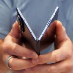 Samsung Galaxy Z Fold 7 encostado em uma árvore ao anoitecer