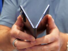 Novo vazamento revela os primeiros grandes detalhes sobre as câmeras do Galaxy Z Fold 8 Samsung Galaxy Z Fold 7 encostado em uma árvore ao anoitecer