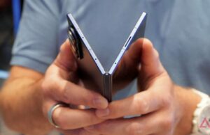 Novo vazamento revela os primeiros grandes detalhes sobre as câmeras do Galaxy Z Fold 8 Samsung Galaxy Z Fold 7 encostado em uma árvore ao anoitecer