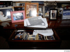 Novos arquivos chocantes de Epstein ligam Trump a voos no ‘Lolita Express’ de pedófilos Esta foto editada divulgada pelo Departamento de Justiça dos EUA mostra arquivos documentados em 12 de agosto de 2019, durante uma busca na casa de Jeffrey Epstein na ilha Little St. (Departamento de Justiça dos EUA via AP)